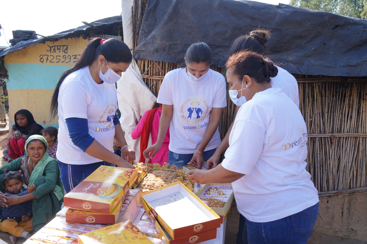 Providing Free Food (Langar) at a slum