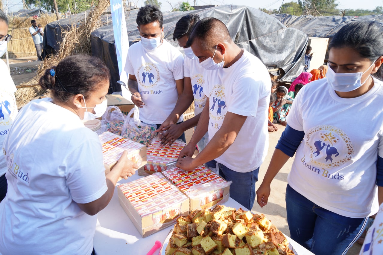 Providing Free Food (Langar) at a slum